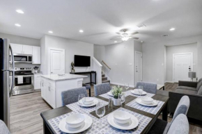 Beautiful 3 KING BD Townhome near Six Flags UTSA